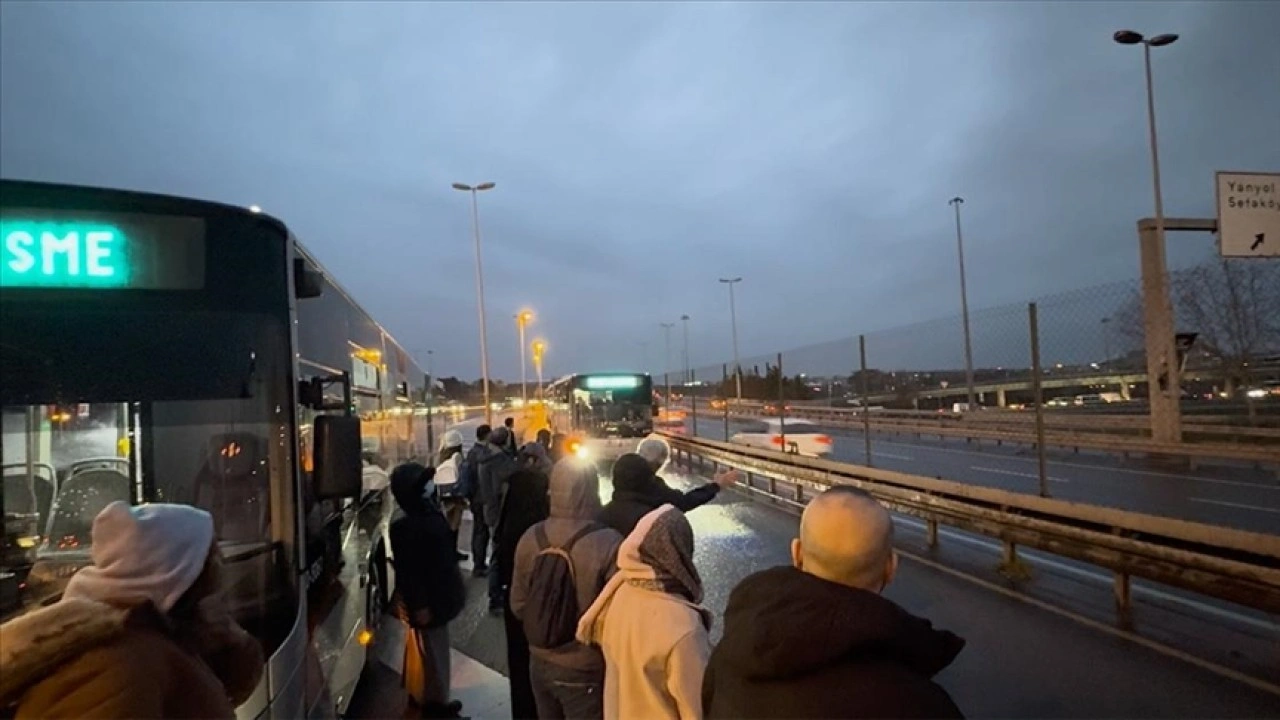 Küçükçekmece'de metrobüs arızası nedeniyle yolcular araçtan indirildi