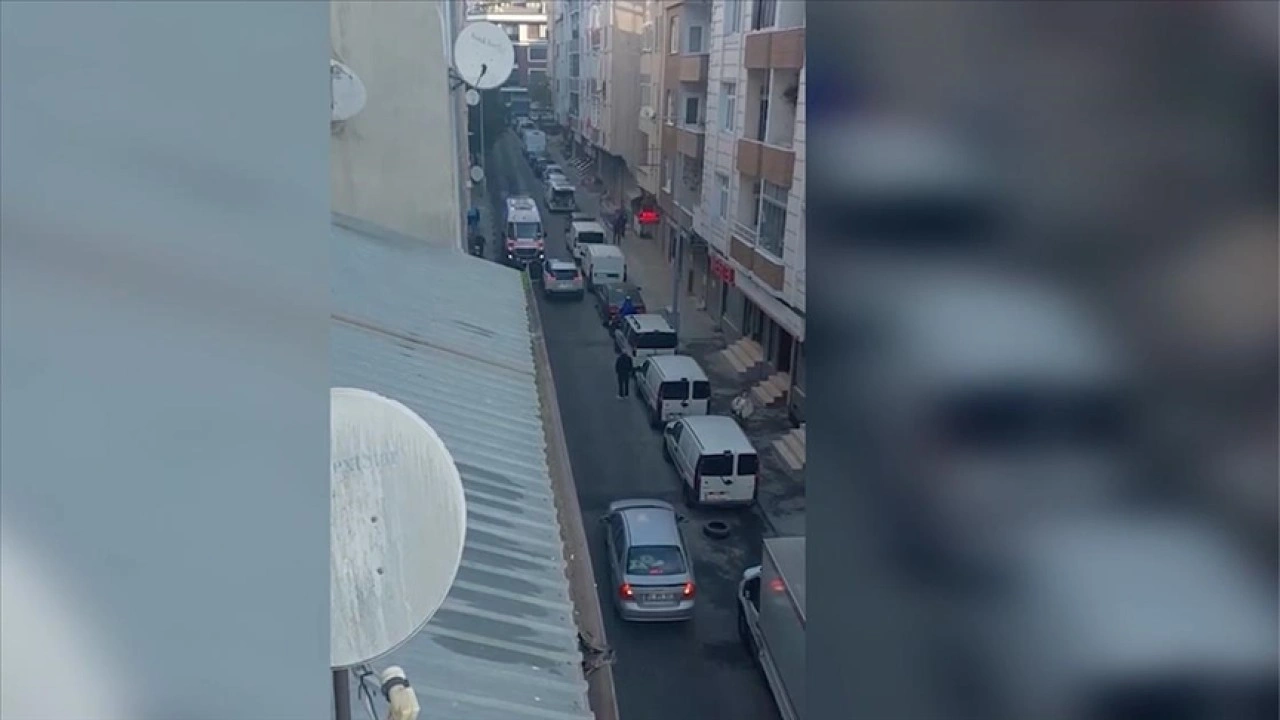 Küçükçekmece'de otomobilin ambulansa yol vermediği anlar kamerada