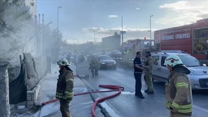 Küçükçekmece'de metruk binada çıkan yangın, ulaşımı aksattı