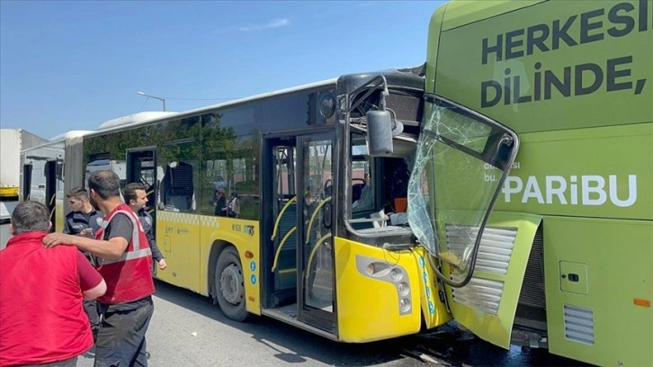 Küçükçekmece'de zincirleme kazada 12 kişi yaralandı