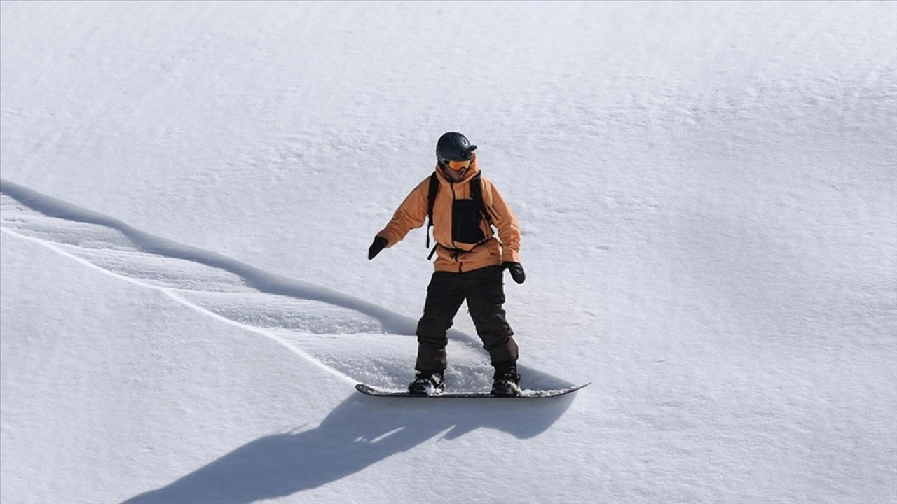 Kümbet Yaylası'nın karlı yamaçlarında snowboard etkinliği yapıldı