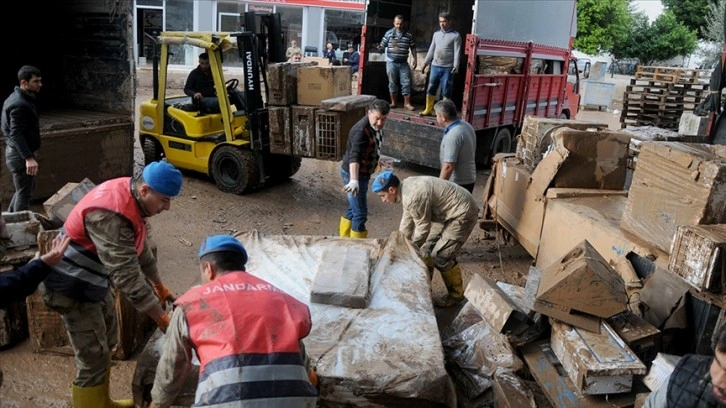 Kumluca ve Finike'de selden etkilenenler için 2 milyon lira daha kaynak aktarıldı