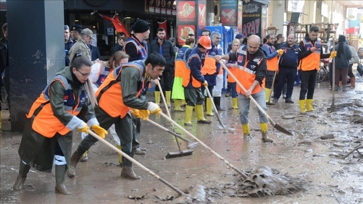 Kumluca ve Finike'de selden etkilenenler için 6 milyon lira daha kaynak aktarıldı