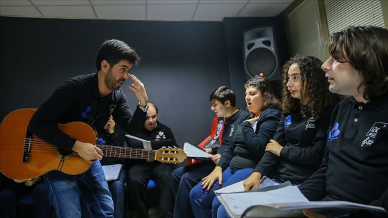 Kurduğu orkestrayla otizmli öğrencilerin hayatını değiştirdi