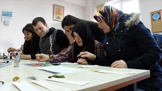 Kursa gelen EKPSS adaylarını tezhip ve minyatürle motive ediyorlar