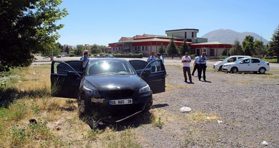 Kurşunladığı otomobilin altında kaldı