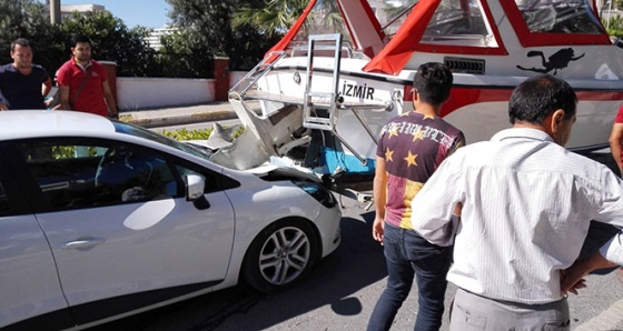 Kuşadası’nda bir otomobile yat çarptı