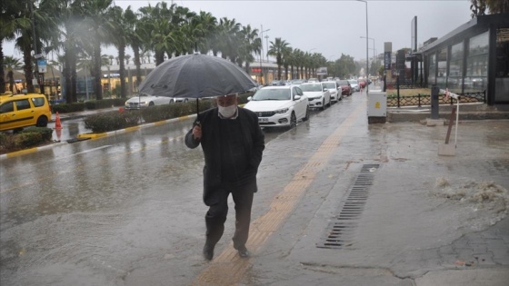 Kuşadası'nda sağanak etkili oldu