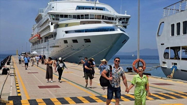 Kuşadası'na 5 kruvaziyerle 7 bin 550 turist geldi