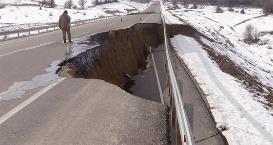 Kütahya'da Emet-Tavşanlı yolu çöktü! 4 metre derinliğinde göçük oluştu