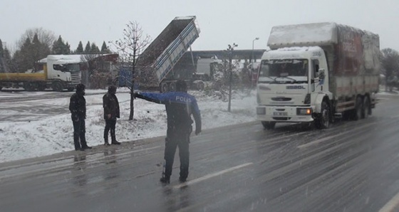 Kütahya'da kar yolları ulaşıma kapattı