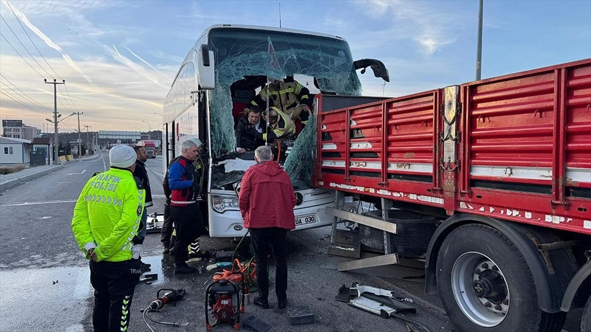 Kütahya'da yolcu otobüsünün tıra çarptığı kazada 14 kişi yaralandı