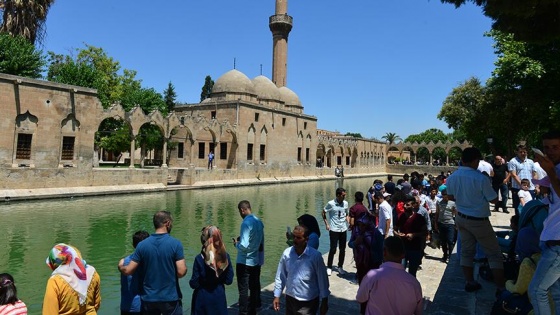 Kutsal mekanlarda bayram yoğunluğu