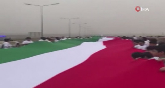 Kuveyt’te dünyanın en uzun bayrağı yapıldı