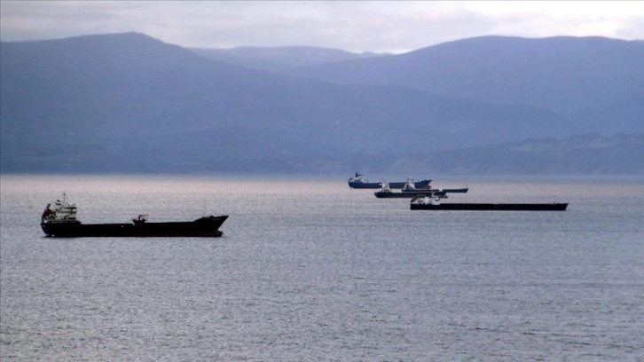 Kuvvetli rüzgar nedeniyle yük gemileri Sinop limanına demirledi