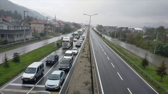 Kuvvetli yağış Bolu Dağı geçişinde ulaşımı aksatıyor