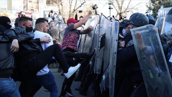 Kuzey Makedonya'da 'Monstrum' davasının kararını protesto edenlerle polis arasında arbade çıktı