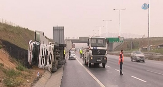 Kuzey Marmara Otoyolu'nda tır yan yattı