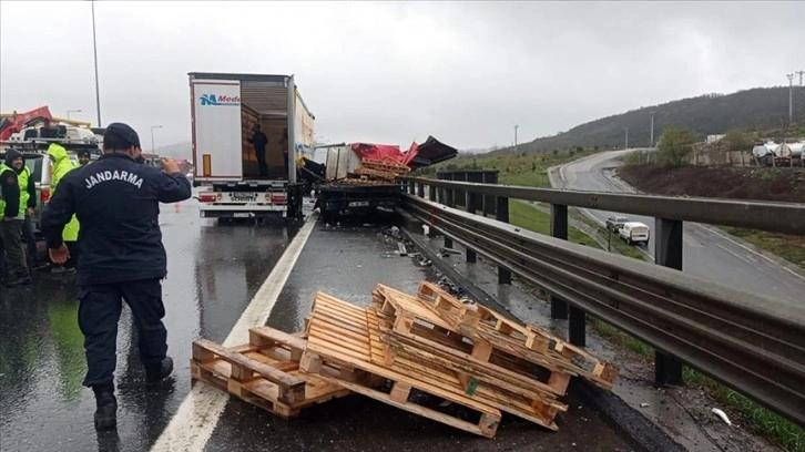 Kuzey Marmara Otoyolu'ndaki kazalar nedeniyle trafik aksadı