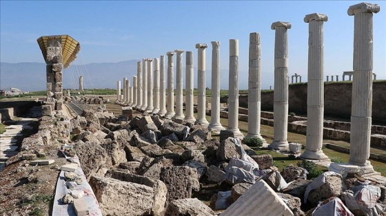 Laodikya Antik Kenti'nde 1750 yıllık freskli travertenler ayağa kaldırıldı