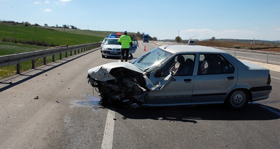 Lastiği patladı, karşı şeritteki otomobille çarpıştı: 2 yaralı