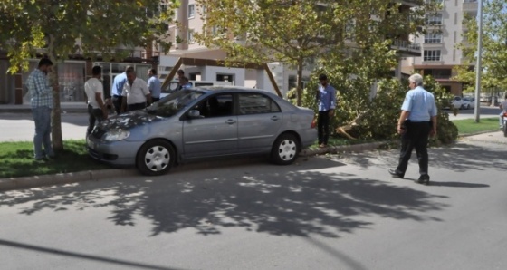 Lastigi patlayan araç orta refüje çıktı: 3 kişi yaralandı