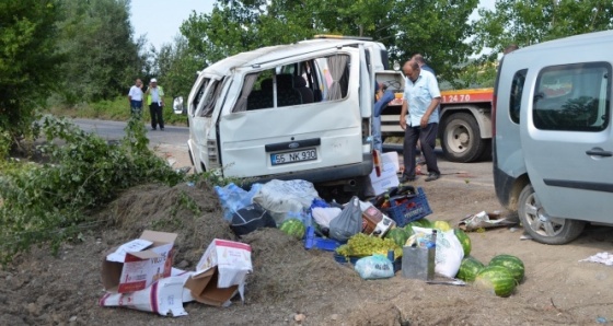 Lastiği patlayan minibüs devrildi: 8 yaralı