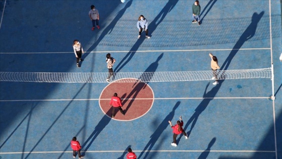 Lastiklerden yaptıkları sahada voleybol oynayan çocuklar yeni tesislerine kavuştu