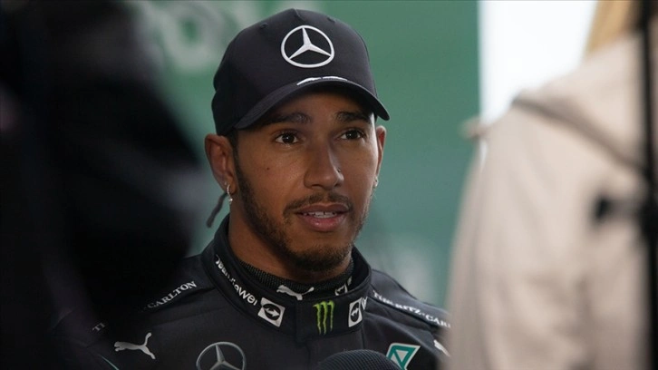 Lewis Hamilton, annesinin soyadını da kullanacak