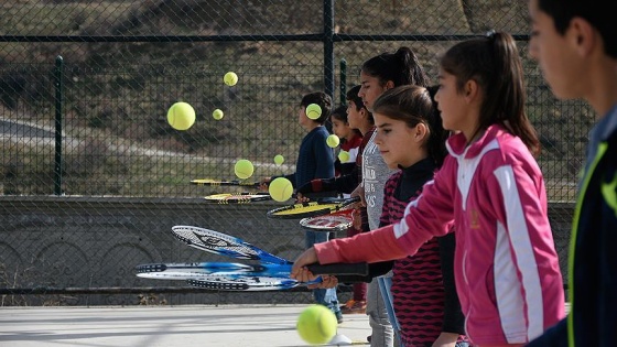 Liceli köy çocukları tenis oynuyor