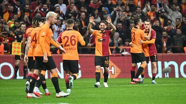 Lider Galatasaray kazanmaya devam ediyor