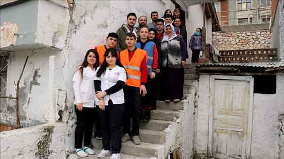 Liseli gençler yardıma muhtaç ailelere destek oluyor