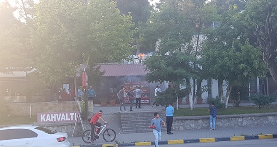 Lokantada yangın çıktı, onlar yemeklerine devam etti