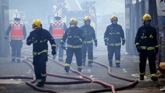 Londra'da 27 katlı binada yangın