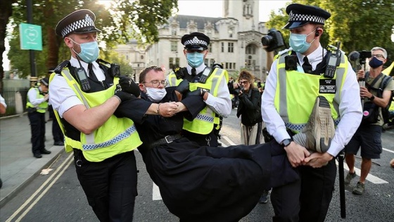 Londra'da 90 çevreci protestocu gözaltına alındı