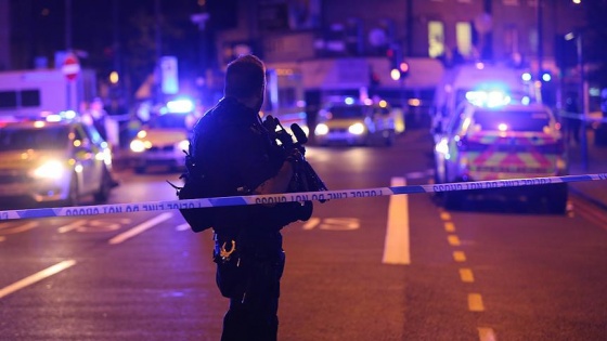 Londra'da bir araç yayaların üzerine sürüldü