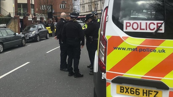 Londra'da camiye giren bir kişi, namaz kılan bir din görevlisini bıçakladı