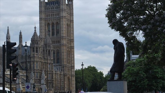 Londra'da eski Başbakan Churchill'in heykelinin koruması kaldırıldı