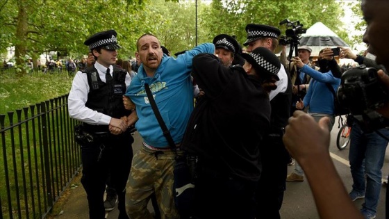 Londra'da sokağa çıkma kısıtlamalarına karşı gösteri düzenlendi