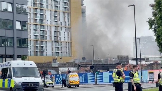 Londra'da tren istasyonunda yangın çıktı