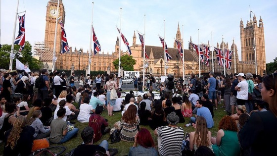 Londra'daki yangında can verenler anıldı