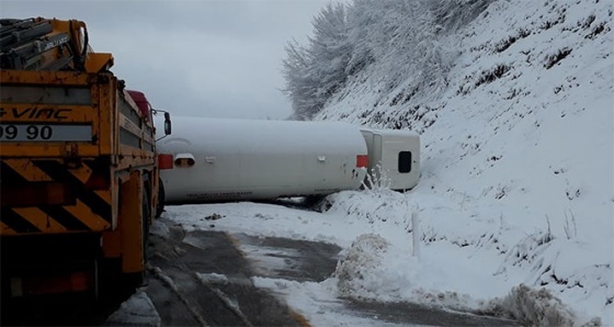 LPG yüklü tanker, karlı yolda devrildi