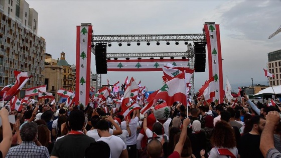 Lübnan'da Başbakanın istifasına rağmen gösteriler devam ediyor