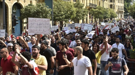 Lübnan'da göstericilerin yaktığı ateşin sıçradığı binada 2 kişi can verdi