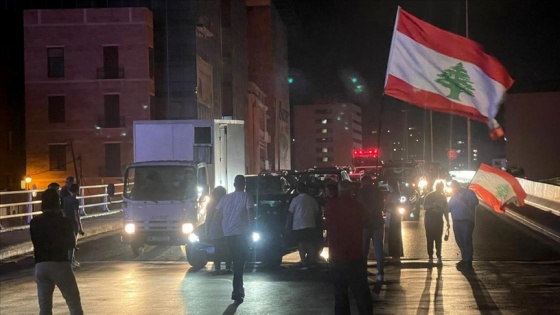 Lübnan'da hayat pahalılığını protesto eden göstericiler pek çok kentte yolları trafiğe kapattı