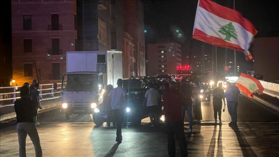 Lübnan'da kötü yaşama şartlarını protesto eden halk ana yolları trafiğe kapadı