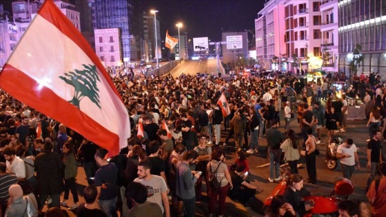 Lübnan'da öğrenciler ekonomik durumu protesto etti