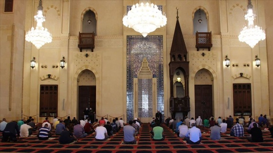 Lübnan'da yeniden açılan camilerde cuma namazı kılındı