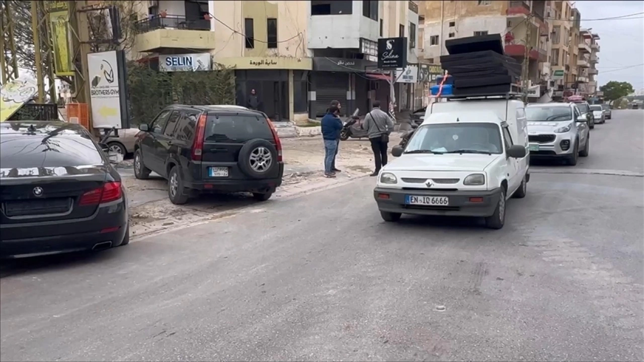 Lübnan'da yerinden edilen Bint Cubeyl sakinleri İsrail'le ateşkes sonrası evlerine dönüyor