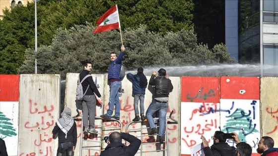 Lübnan'ın birçok kentinde ekonomik kriz protesto edildi